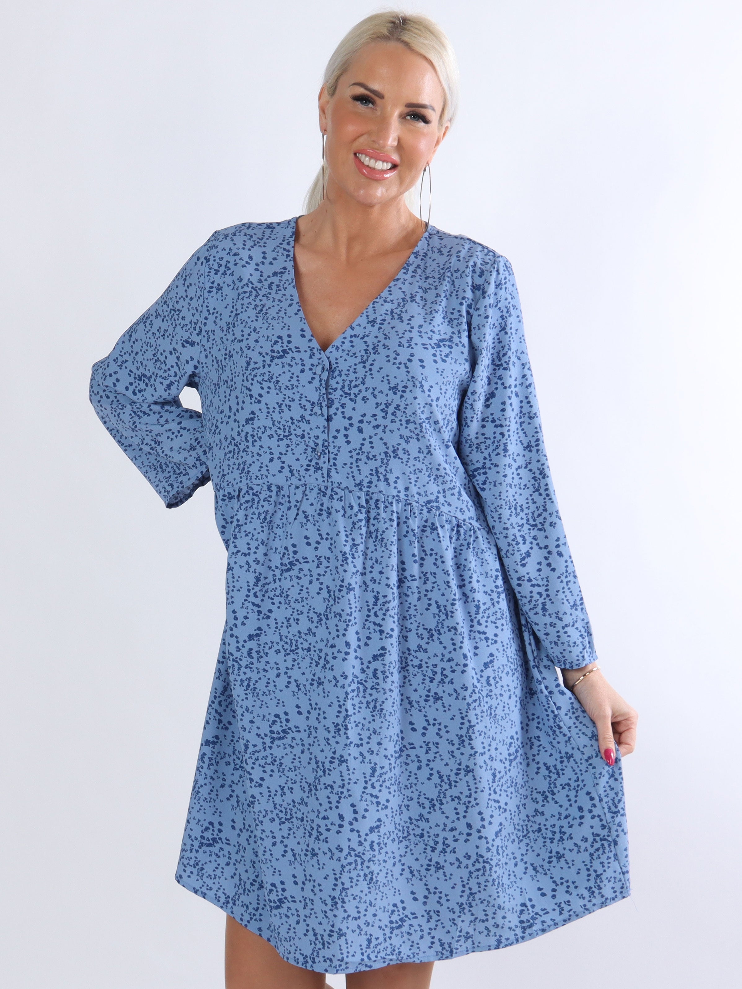 Linea - Sommarklänning med tryck och vridna knappar